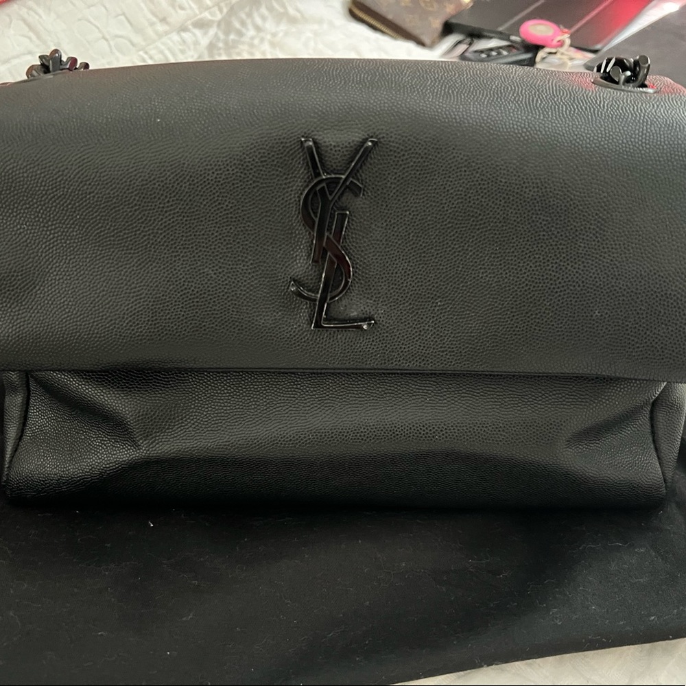Chic and comfortable crossbody bag in a very good condition.